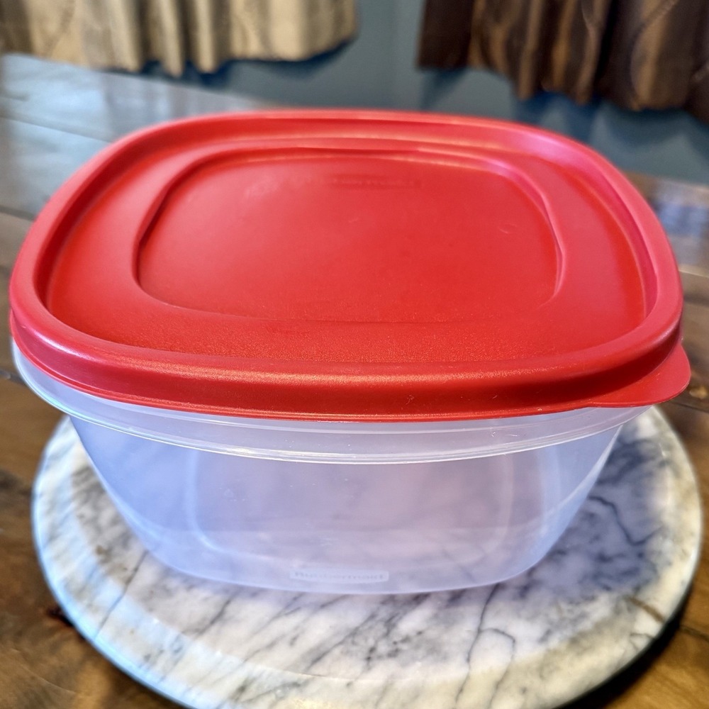Rubbermaid 14 Cup 3.3 Liter Servin Saver Square Container w/Easy Find Red Lid